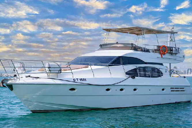 1 Hour Yacht Ride in Dubai